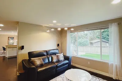 Image de Silver Beach Bungalow near Parks & Lake - Sleeps 6