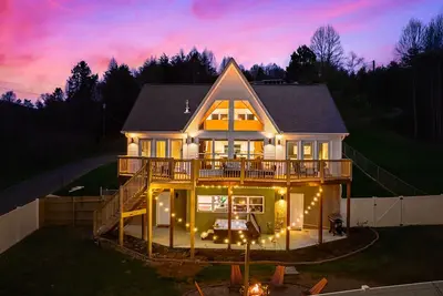 Image de The Nordic Chalet : Theatre Room, Game Room, Hot tub, Fire Pit, Location