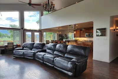 Image de Spacious Riverside Four Bedroom Retreat