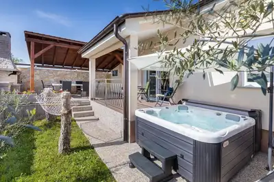 Image de Belle maison à Valbandon avec jacuzzi
