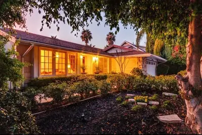 Image de Comfortable and spacious one story resort style house