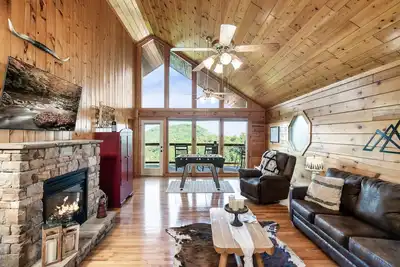 Image de Romantic, honeymoon cabin with view, king bed, hot tub and close to Dollywood