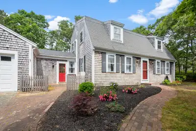 Image de Bright Charming South Harwich Home, Private Backyard, Close to Beaches & Shops
