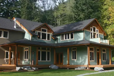 Image de Gorgeous five bedroom home sleeps up to 13 guests. Extensive decks wrap the home, fishing pond, 11 acres with forest, pasture, and abuindance of wildlife.