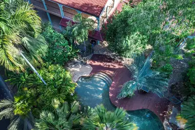 Large holiday home with 5 bedrooms and granny flat with 2 bedrooms. Large pool