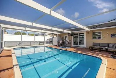 Image de Gorgeous 2bdrm with Private-Heated Pool, Mins From Gulf Coast Beaches And Parks.