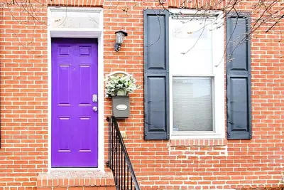 3 minutes to Orioles & Ravens stadiums and 10 minutes from the Baltimore Harbor.