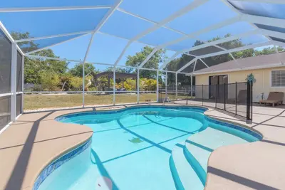 Image de Welcome to Your Coastal Oasis! Pool Home 20 Mins to the Beach and Port!