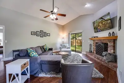 Image de Sunny Home in a Quiet Neighborhood |Fenced Yard |Pet Friendly |King Suite