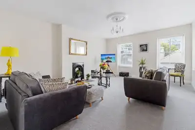 Image de Large Newly Renovated Modern Apartment