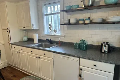 Image de Clean cozy cottage 1 mile from beach.