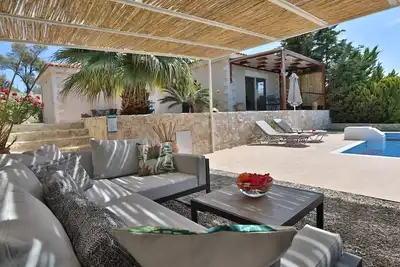 Image de villa moderne avec piscine privée, à seulement 5 minutes de la plage