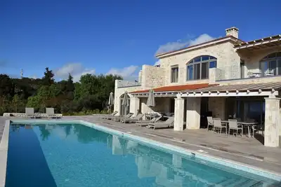 Image de Villa de luxe avec des vues fantastiques et une grande piscine chauffée