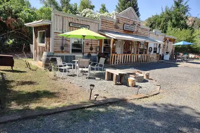 Image de Delightful Barn-Tavern Close to Giant Sequoias