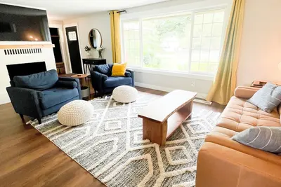 Image de Charming Home Suitable for Large Families, Walk to Downtown & Beautiful Park
