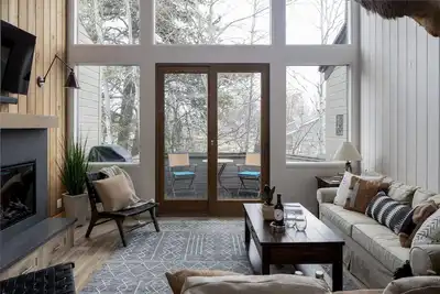 Image de Relax in understated modern style in The Aspens! Convenient Westbank location.