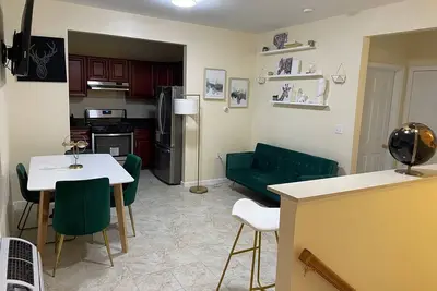 Image de 2 Fl Luxury Apt Near Bk Museum W Master Suite\n5 Star reviews on Arbnb!