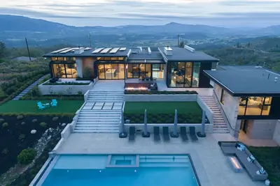 Image de Sleek New Construction Home - Views/Pool/Hot Tub