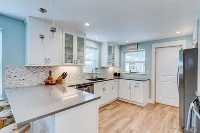 Image de Cheerful 3/2 bungalow - 1, 000ft to the sand!