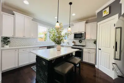 Image de 🌿Beautiful Oasis 3br King bed +Gym in quiet nbrhd🌿