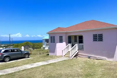 Image de Bright and cheerful island bungalow w/ ocean views