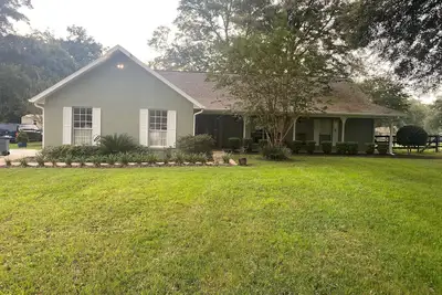 Image de Home on 3 acres across the street from Wec