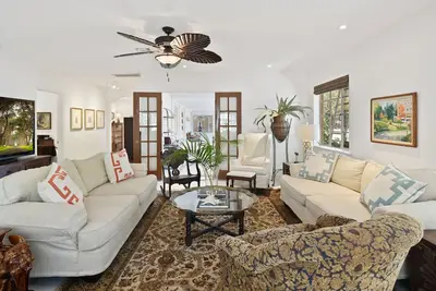 Image de Venice Island Bungalow 2 blks to Dt - Ask about 7-14 day lower rate rentals