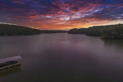 Image de Lake Hartwell - House w/dock, screened in porch and firepit