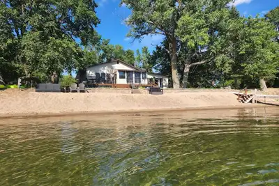 Image de Beautiful, family friendly Lake home w/sunroom and 100ft of sandy beach!