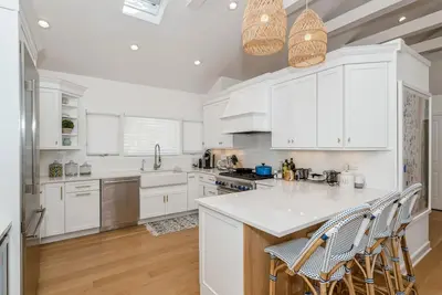 Image de Perfect Hamptons Getaway. Heated Pool. New Outdoor Kitchen.