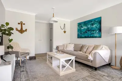 Image de Chic designer garden apartment moments from beach!