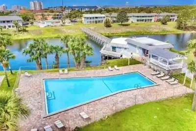 Image de Gorgeous lake view condo blocks from the beach