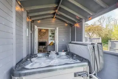 Image de Unique property with outstanding views of Bakewell that can be enjoyed from the hot tub.