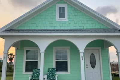 Image de The Shipwreck Cottage is your beach vacation spot!