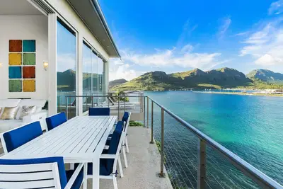 Image de Modern Oceanfront Resort Living. 16' ceilings. Luxury Oceanfront Bedroom Suites.