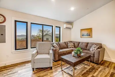 Image de Brand new modern downtown apartment w/Ac & washer/dryer - near beach