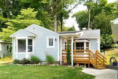 Image de Breezy Bungalow. Queen beds, A/C. Boat ramp and Boat rentals steps away.