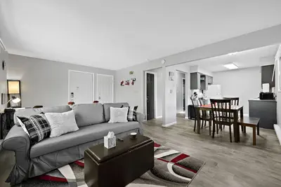 Image de Cozy apt Aurora/Sleeps 6/Free Wifi/Chgolnd_area/Parking