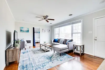 Image de Cozy, spacious full furnished home! ! Large, private back yard!