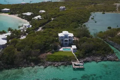 Image de Newly Renovated, Waterfront Luxury Villa unlike any other. . . . .