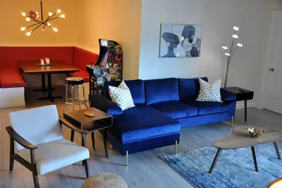 Image de Retro Modern Renovated New Furniture 2bd/2bth