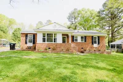 Image de Wonderful, cozy fully furnished home! ! Large, private back yard!