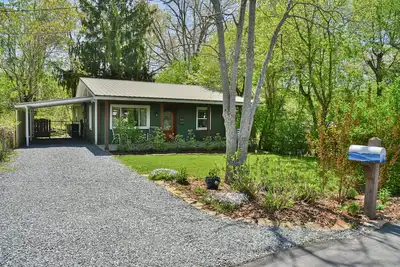 Image de Modern 2 Br Cottage 10 Min from Dt, 5 Min from Biltmore - Fresh, Clean & Bright!