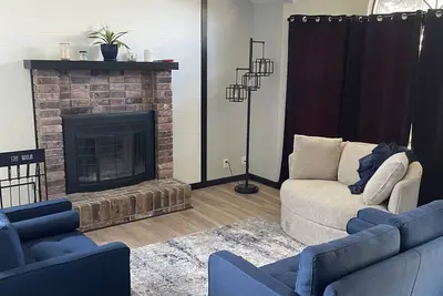 Image de Beautiful, newly-renovated three bedroom home!