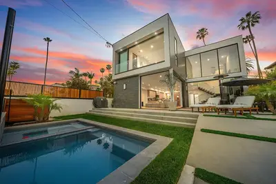5bdr Luxury Doheny Villa! !