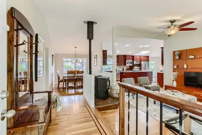 Image de Spacious 4-bedroom home with outdoor deck