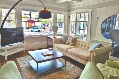 Image de Architectural Gem 6bdrm island 2700+ sqft spa, theater, grill, yard, office