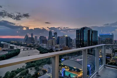 Image de Rainey St corner condo with lakeview balcony, home office, pool & gym - dog-friendly