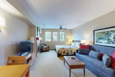 Image de All-season slopeside studio with fireplace, views of Moffat Tunnel