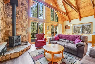 Image de Beautiful Blue Lake Springs cabin with fireplace, deck, and private W/D